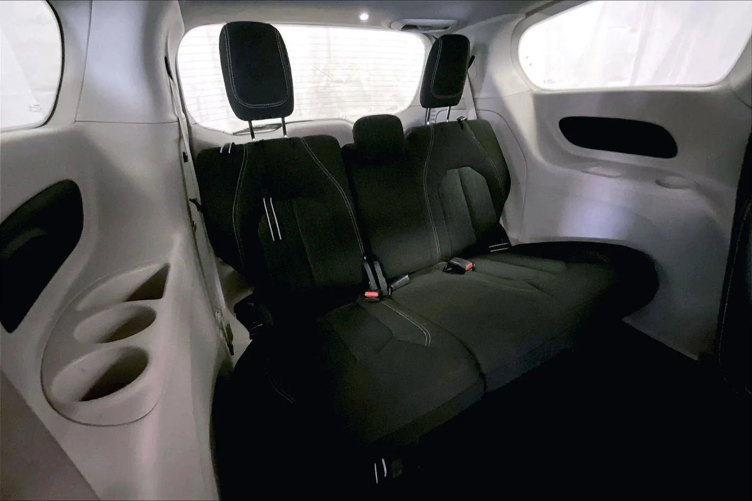 Used 2022 Chrysler Voyager LX image 27