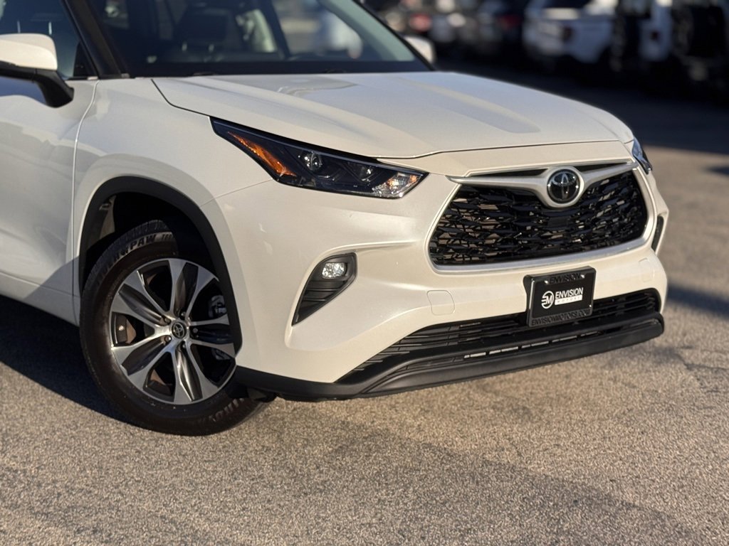 Used 2022 Toyota Highlander XLE image 3
