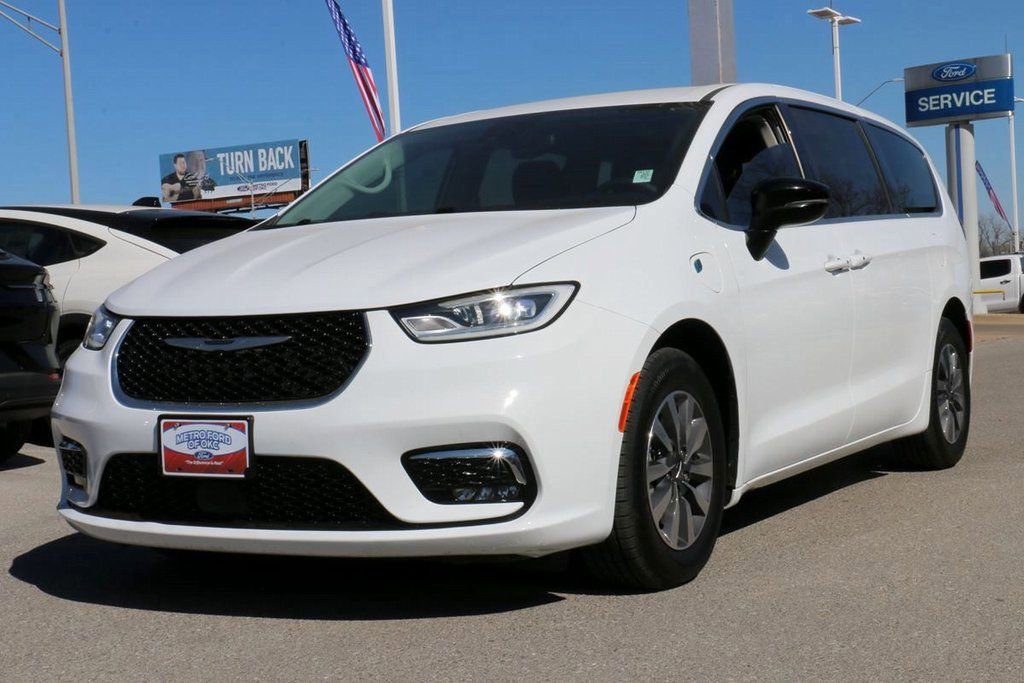 Used 2024 Chrysler Pacifica Select image 1