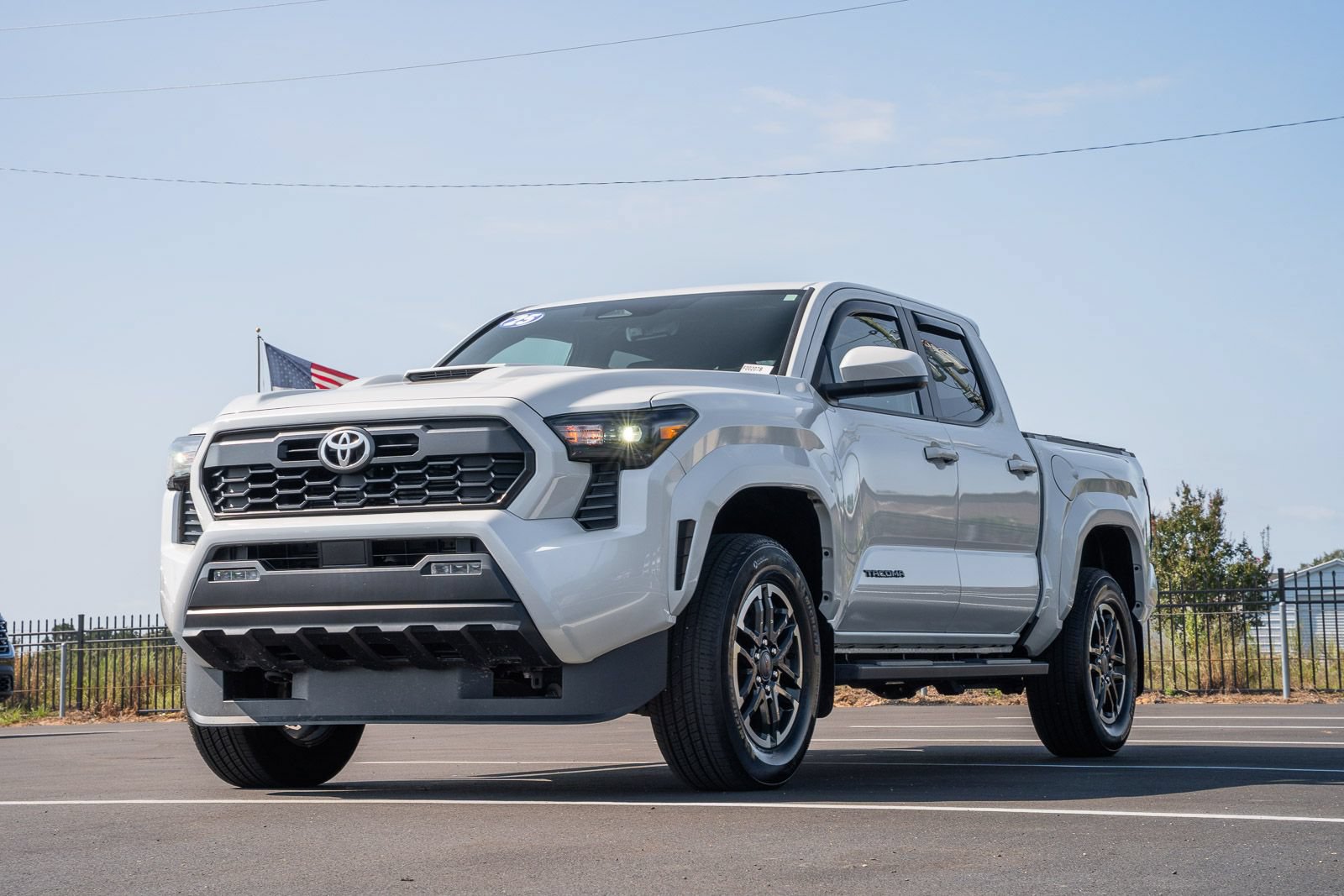 Used 2025 Toyota Tacoma TRD Sport AWD/4WD image 3