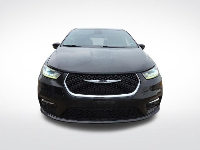 Used 2023 Chrysler Pacifica Touring-L FWD image 2