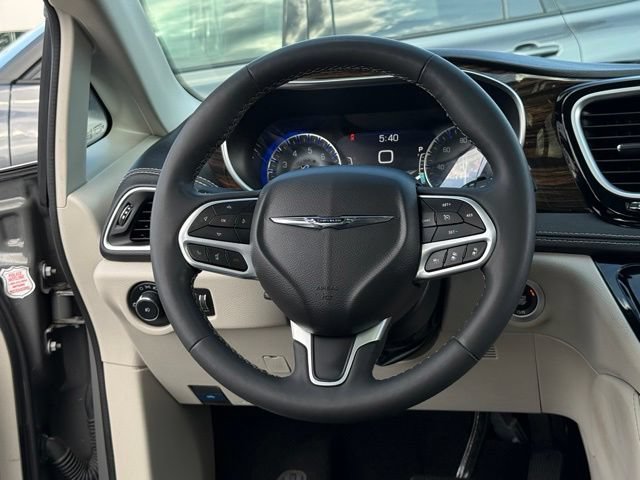 Used 2023 Chrysler Pacifica Limited FWD image 6