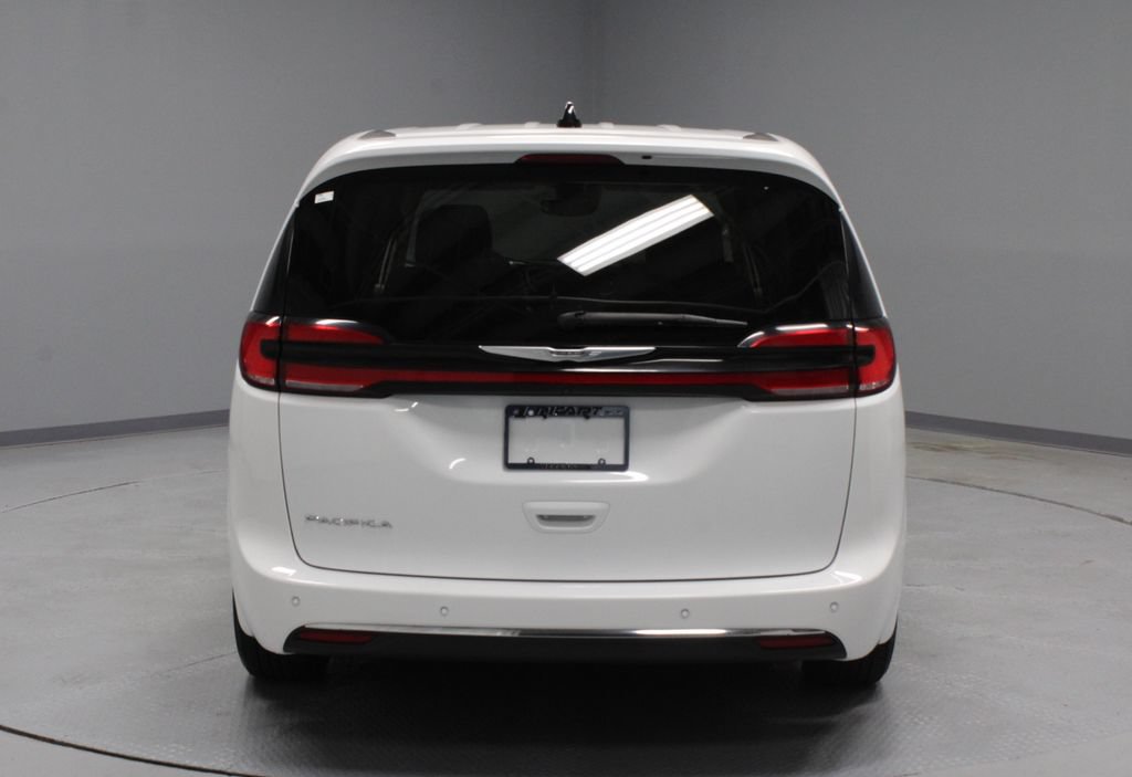 Used 2023 Chrysler Pacifica Touring-L FWD image 10