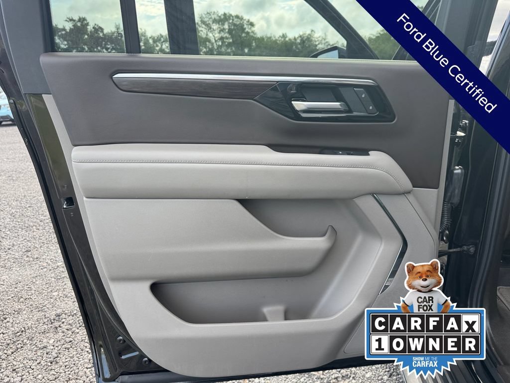 Used 2025 Chevrolet Suburban LT RWD image 33