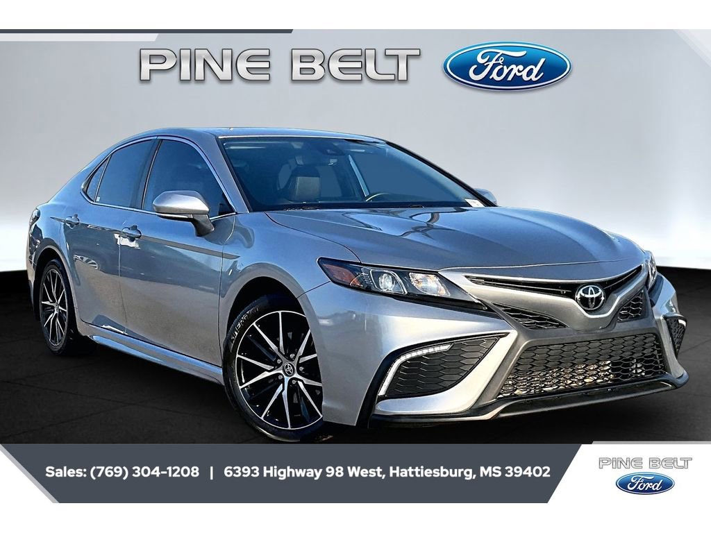 Used 2022 Toyota Camry SE FWD image 1