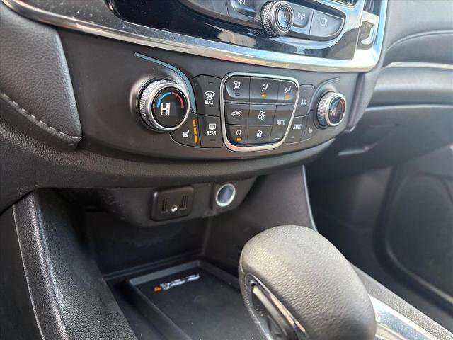 Used 2023 Chevrolet Traverse LT image 16