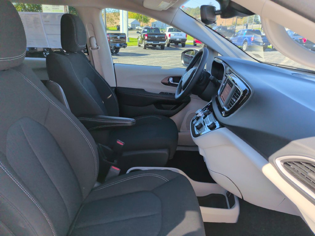 Used 2023 Chrysler Voyager LX FWD image 16