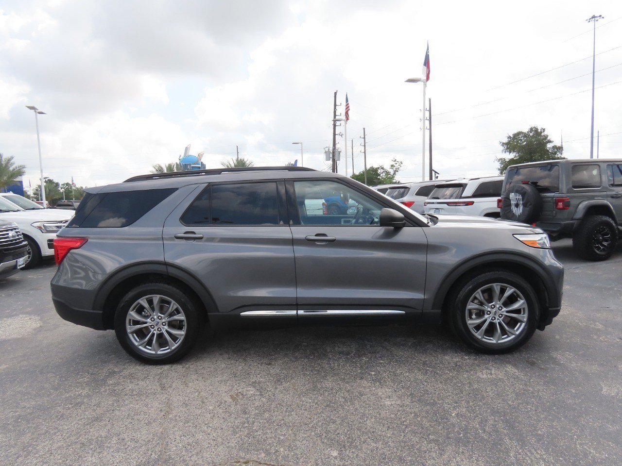 Certified 2022 Ford Explorer XLT w/ Equipment Group 202A RWD image 10