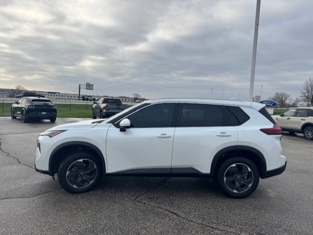 Used 2024 Nissan Rogue SV w/ SV Premium Package AWD/4WD image 6