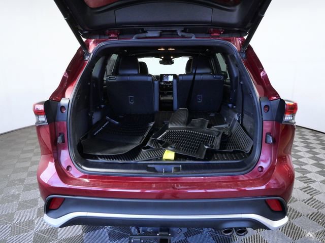 Used 2021 Toyota Highlander XSE AWD/4WD image 10