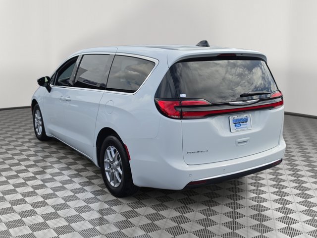 Used 2025 Chrysler Pacifica Select FWD image 4