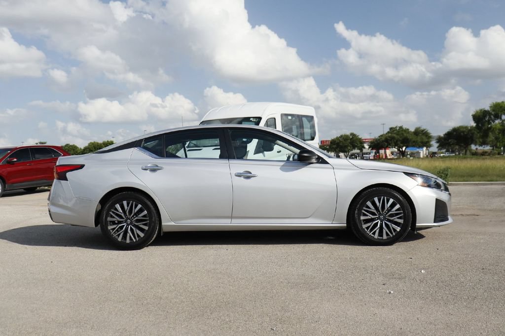Used 2024 Nissan Altima 2.5 SV FWD image 29