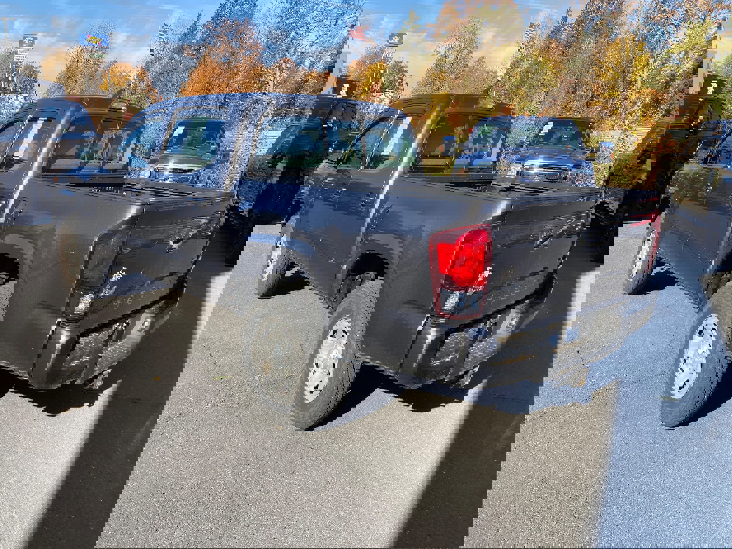 Used 2018 Toyota Tacoma SR5 image 3