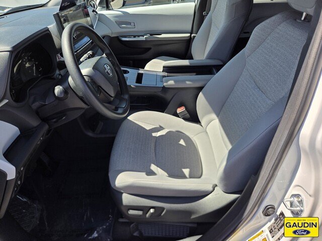Used 2025 Toyota Sienna LE FWD image 11