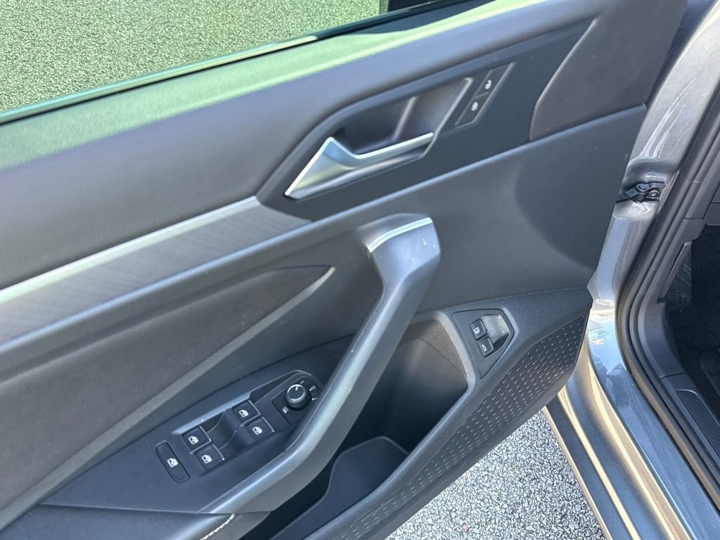 Used 2024 Volkswagen Jetta SE w/ Panoramic Sunroof Package image 12