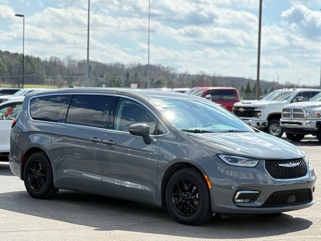 Used 2023 Chrysler Pacifica Touring-L FWD image 34