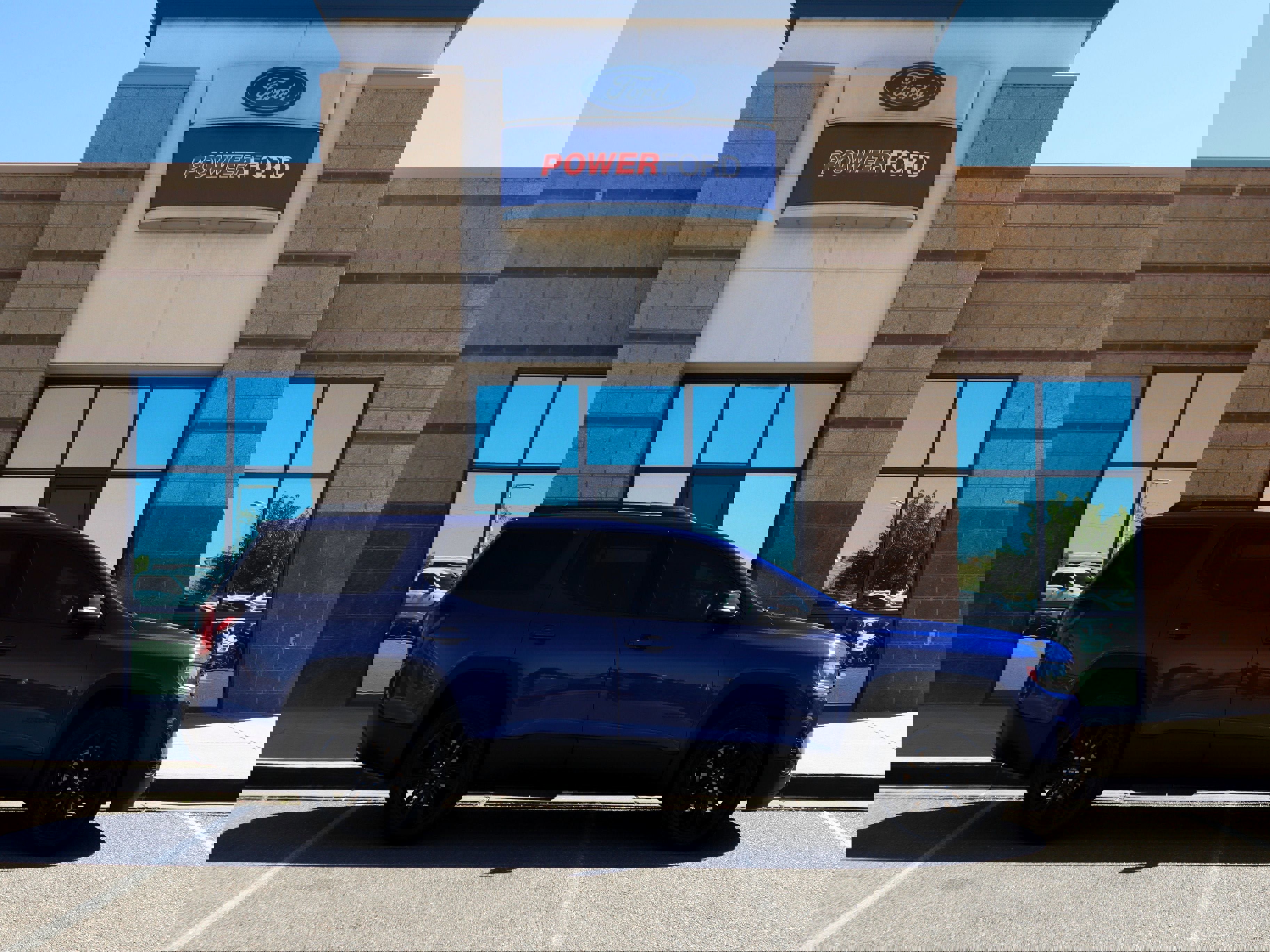 Used 2023 GMC Acadia SLE w/ Driver Convenience Package image 6