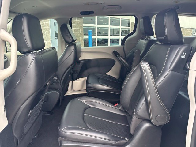Used 2024 Chrysler Pacifica Limited FWD image 31