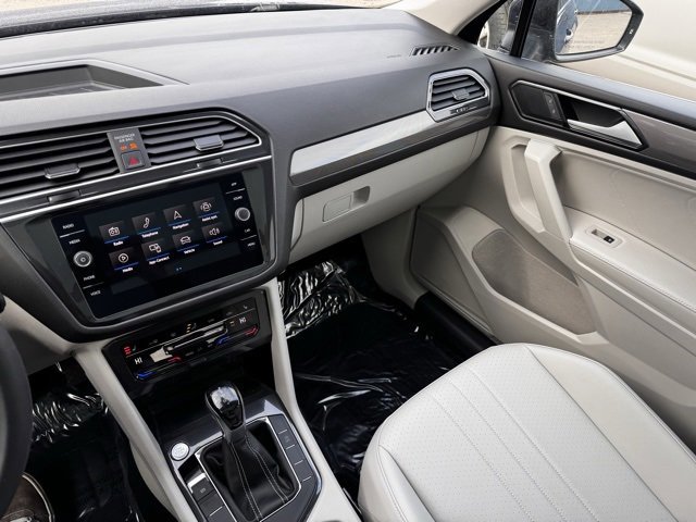 Used 2024 Volkswagen Tiguan SE w/ Panoramic Sunroof Package image 33