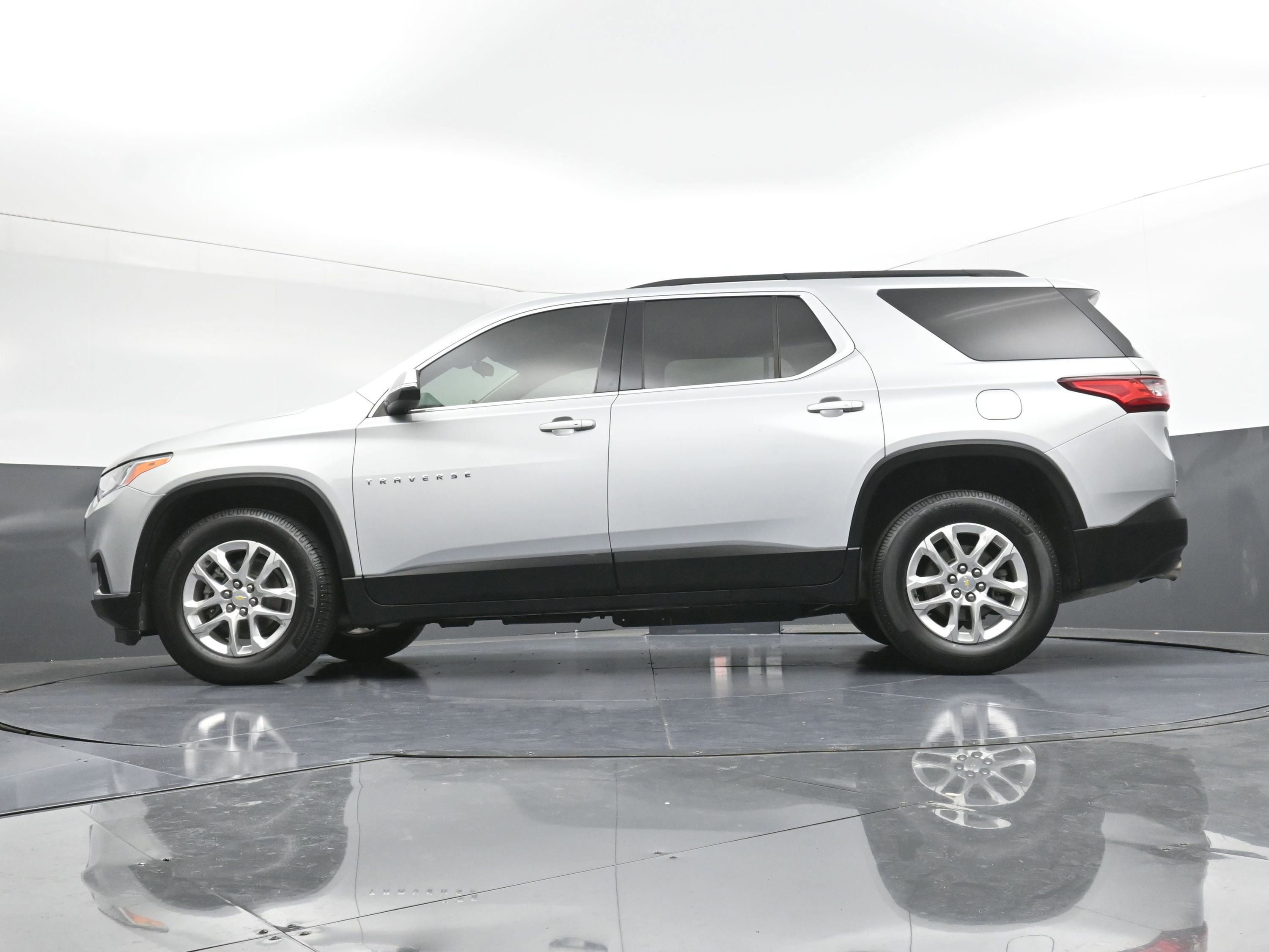 Used 2021 Chevrolet Traverse LT image 6