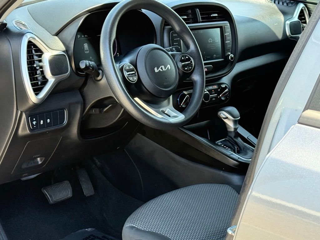 Used 2023 Kia Soul LX w/ LX Technology Package FWD image 7