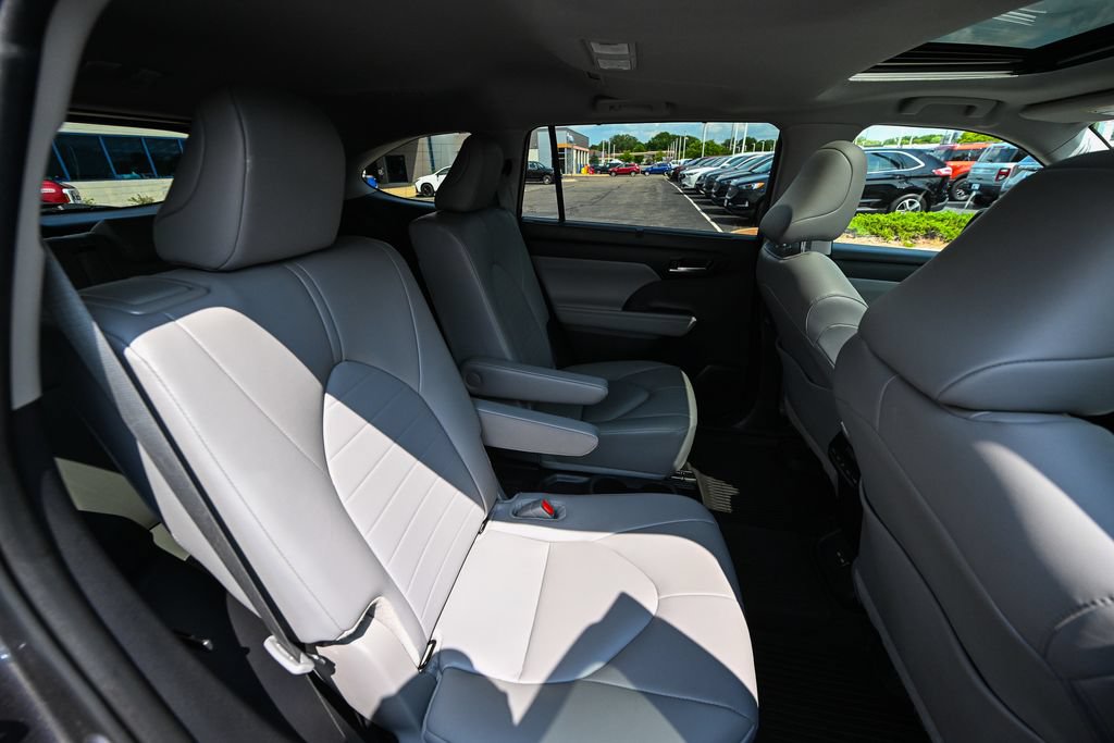 Used 2024 Toyota Highlander XLE AWD/4WD image 27