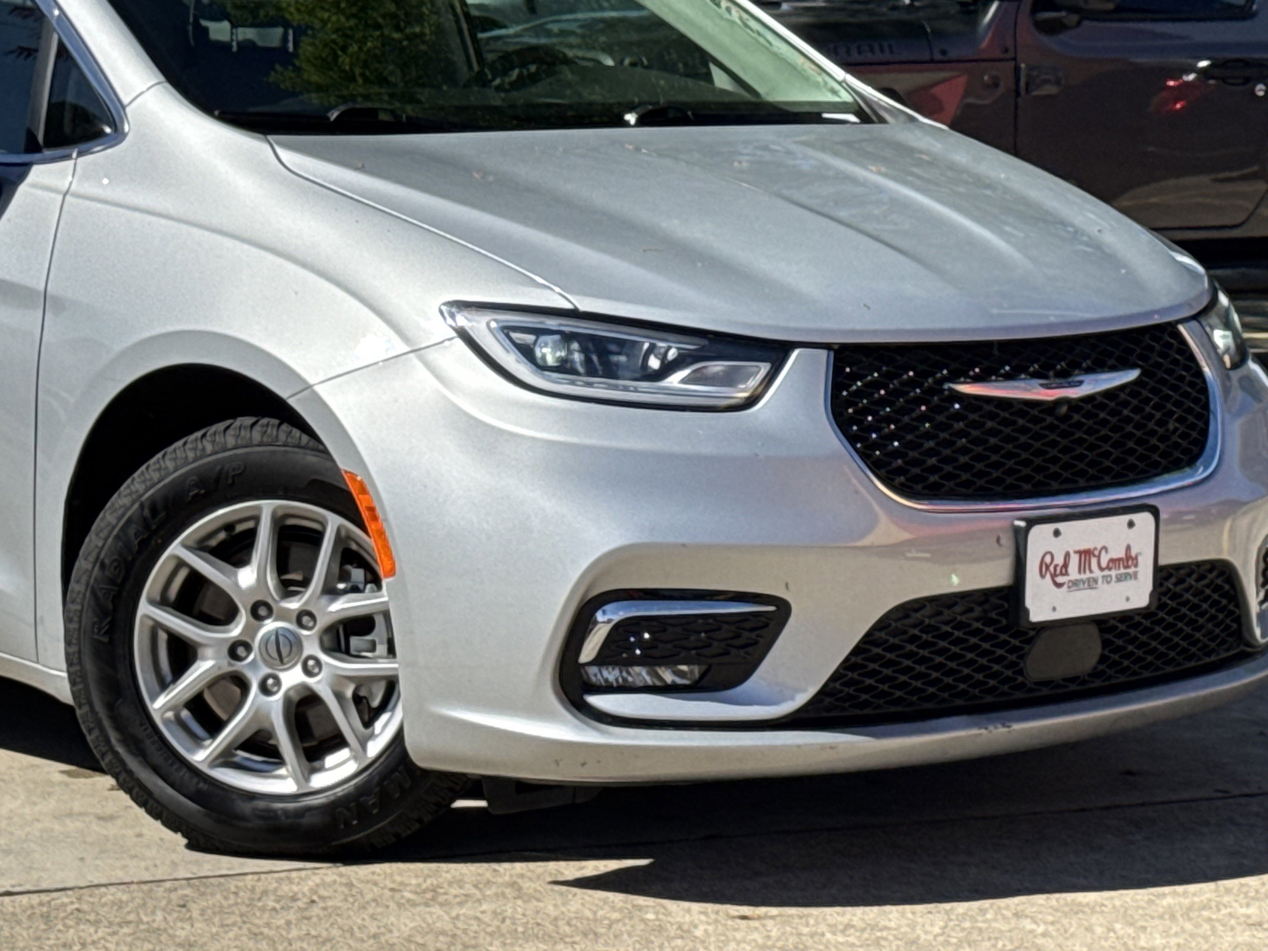 Used 2024 Chrysler Pacifica Touring-L image 2