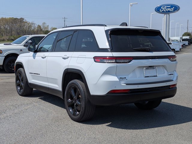 Used 2023 Jeep Grand Cherokee Limited w/ Luxury Tech Group II AWD/4WD image 3
