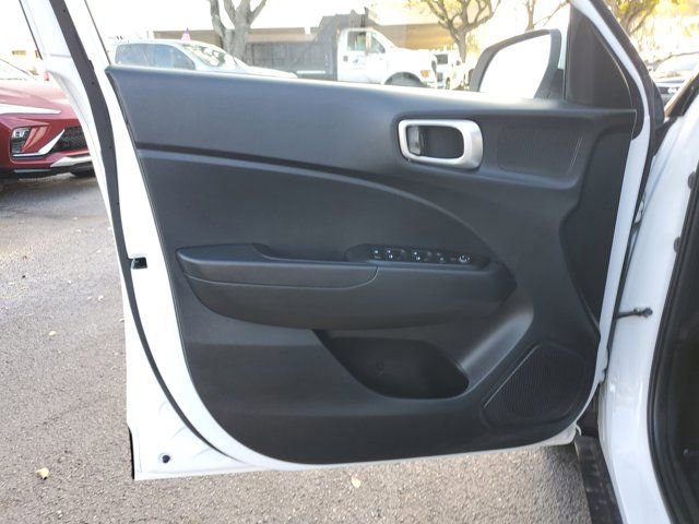 Used 2023 Hyundai Venue SE image 15