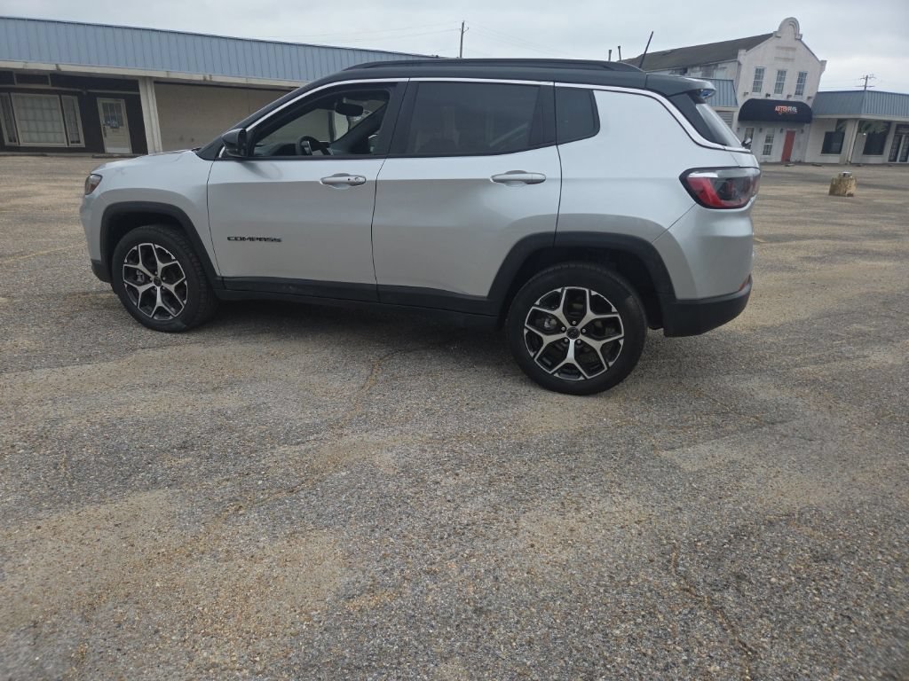 Used 2026 Jeep Compass Limited AWD/4WD image 8