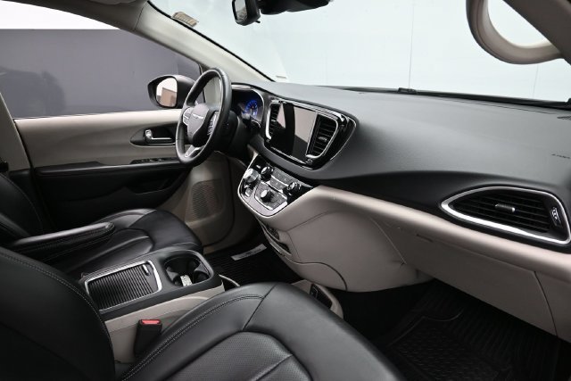 Used 2023 Chrysler Pacifica Touring-L FWD image 36