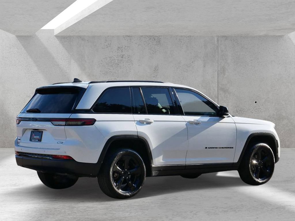 Used 2022 Jeep Grand Cherokee Altitude AWD/4WD image 3