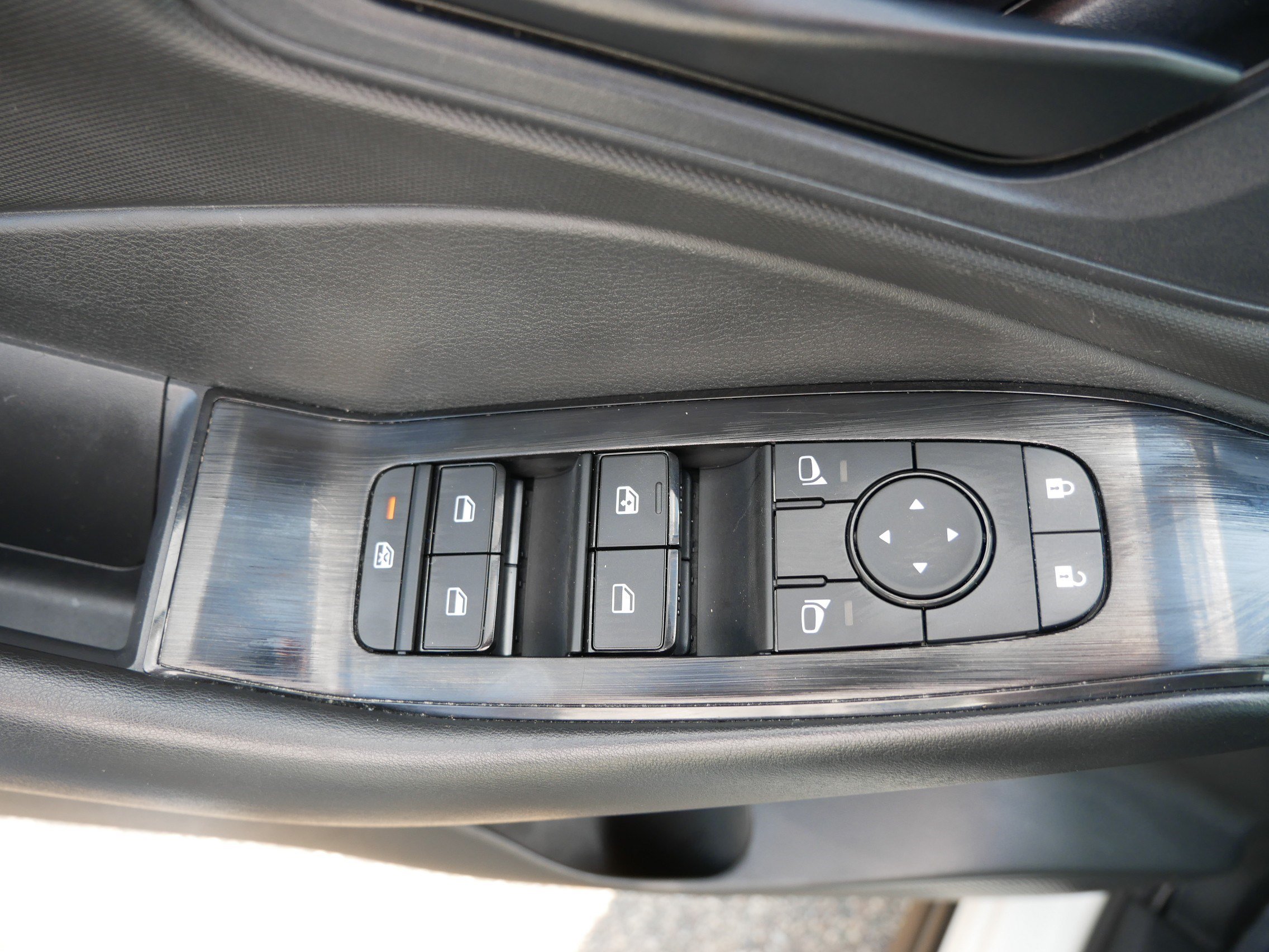 Used 2024 Nissan Rogue S AWD/4WD image 20