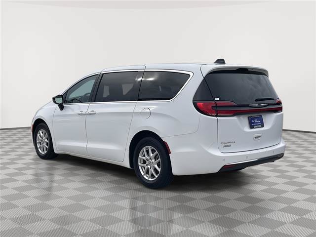 Used 2024 Chrysler Pacifica Touring-L FWD image 9