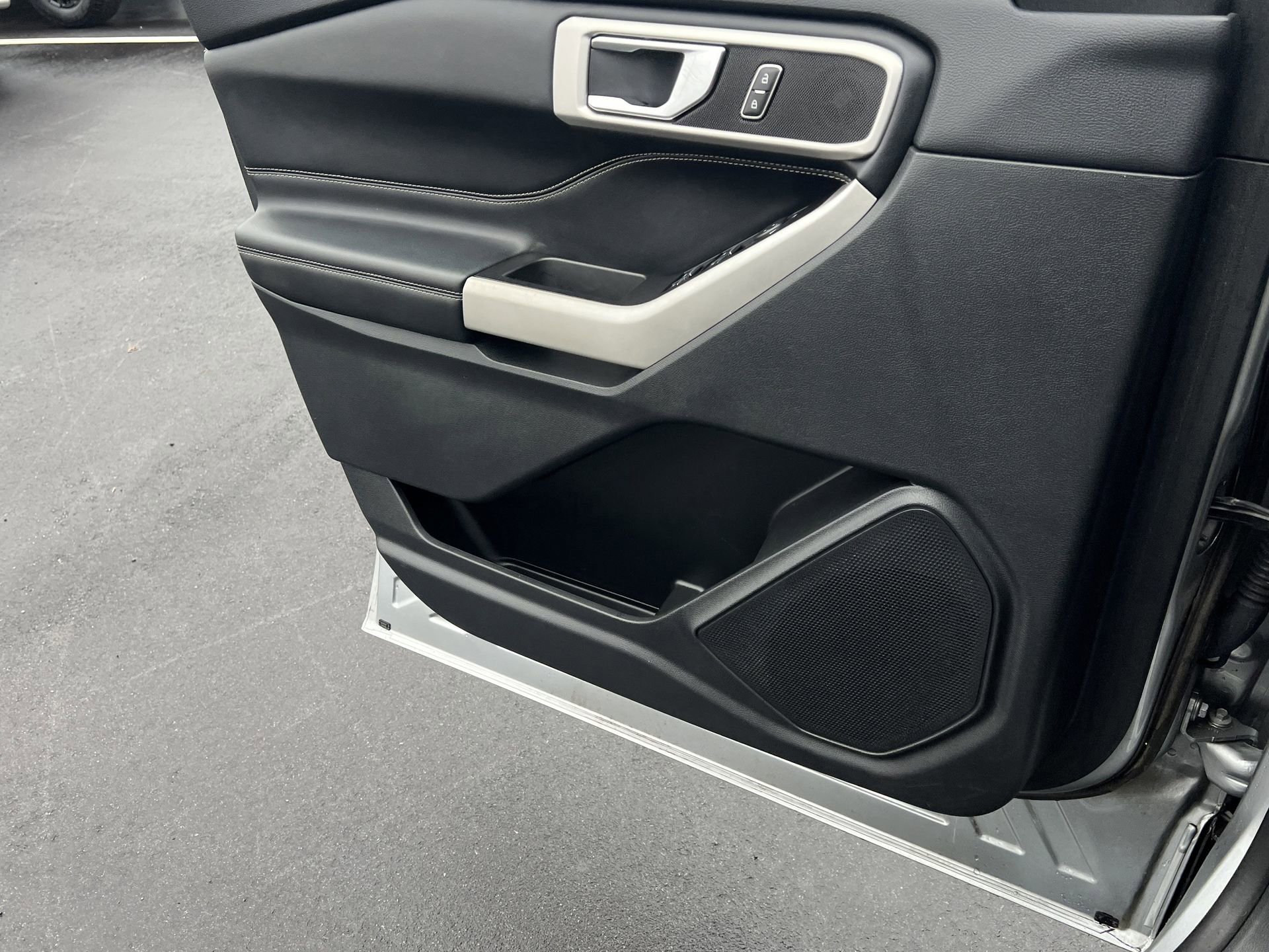 Certified 2022 Ford Explorer XLT w/ Equipment Group 202A image 18