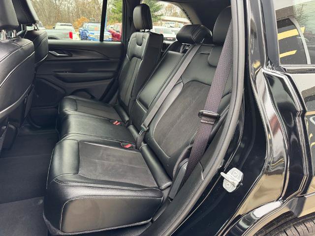 Used 2024 Jeep Grand Cherokee Altitude image 9