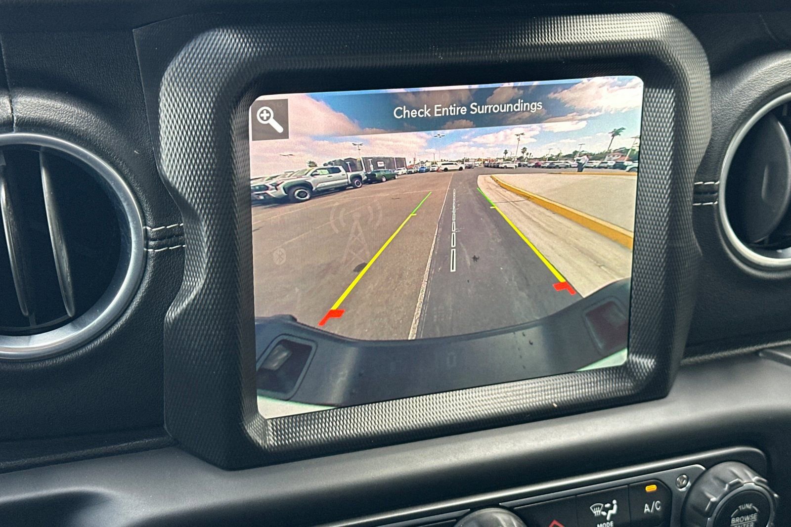 Used 2020 Jeep Gladiator Overland AWD/4WD image 18