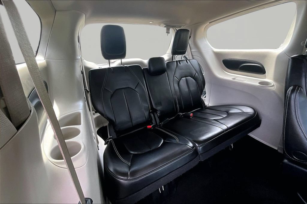 Used 2023 Chrysler Pacifica Touring-L FWD image 28
