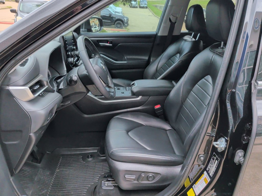Used 2022 Toyota Highlander XLE FWD image 9