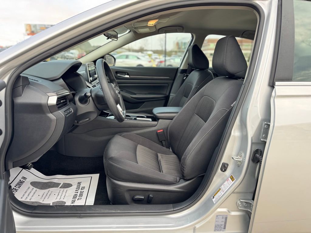 Used 2024 Nissan Altima 2.5 SV FWD image 12