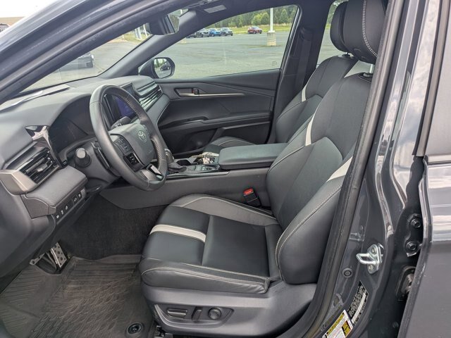 Used 2025 Toyota Camry SE FWD image 15