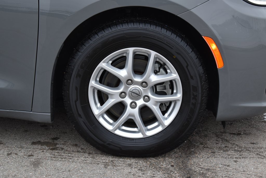 Used 2022 Chrysler Pacifica Touring-L image 4