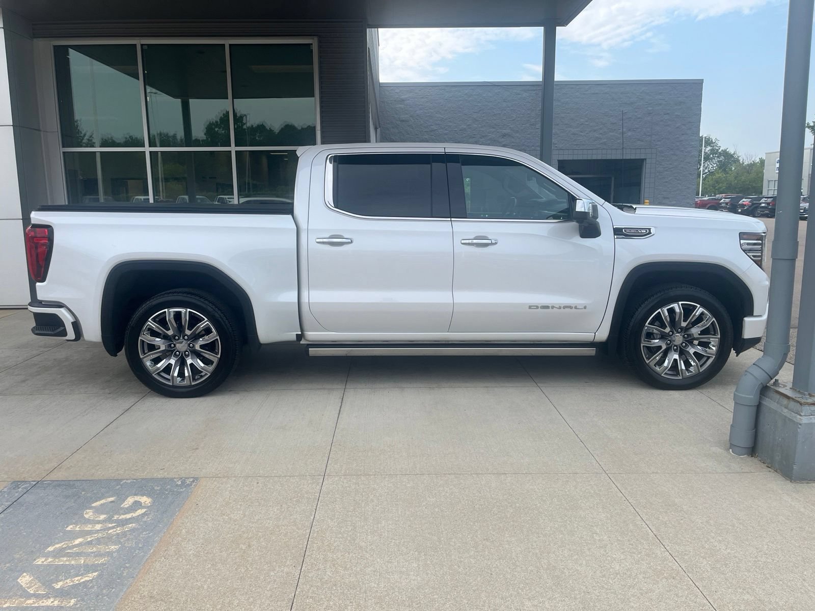Used 2023 GMC Sierra 1500 Denali w/ Denali Reserve Package AWD/4WD image 6
