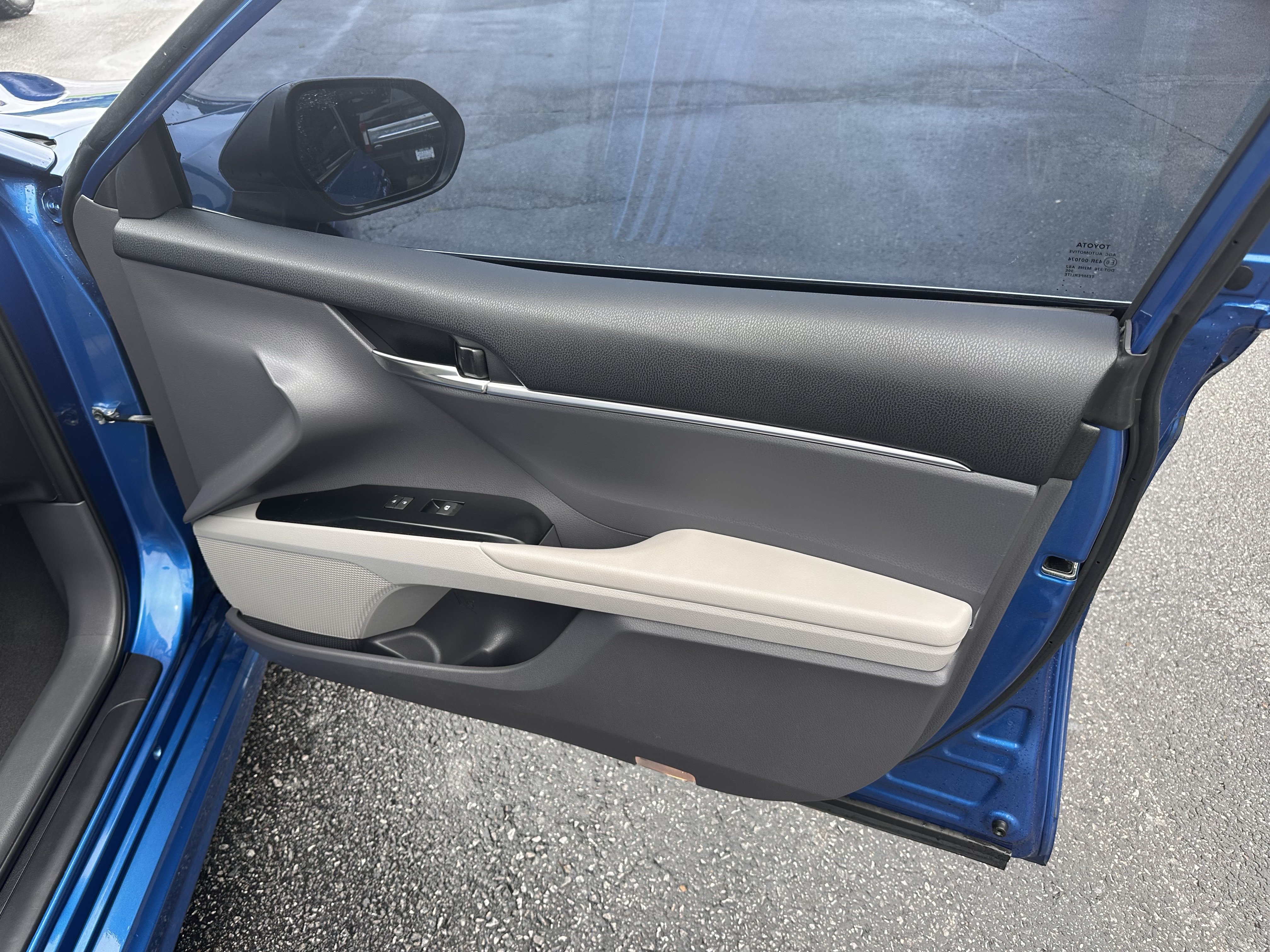 Used 2019 Toyota Camry SE w/ Convenience Package FWD image 13