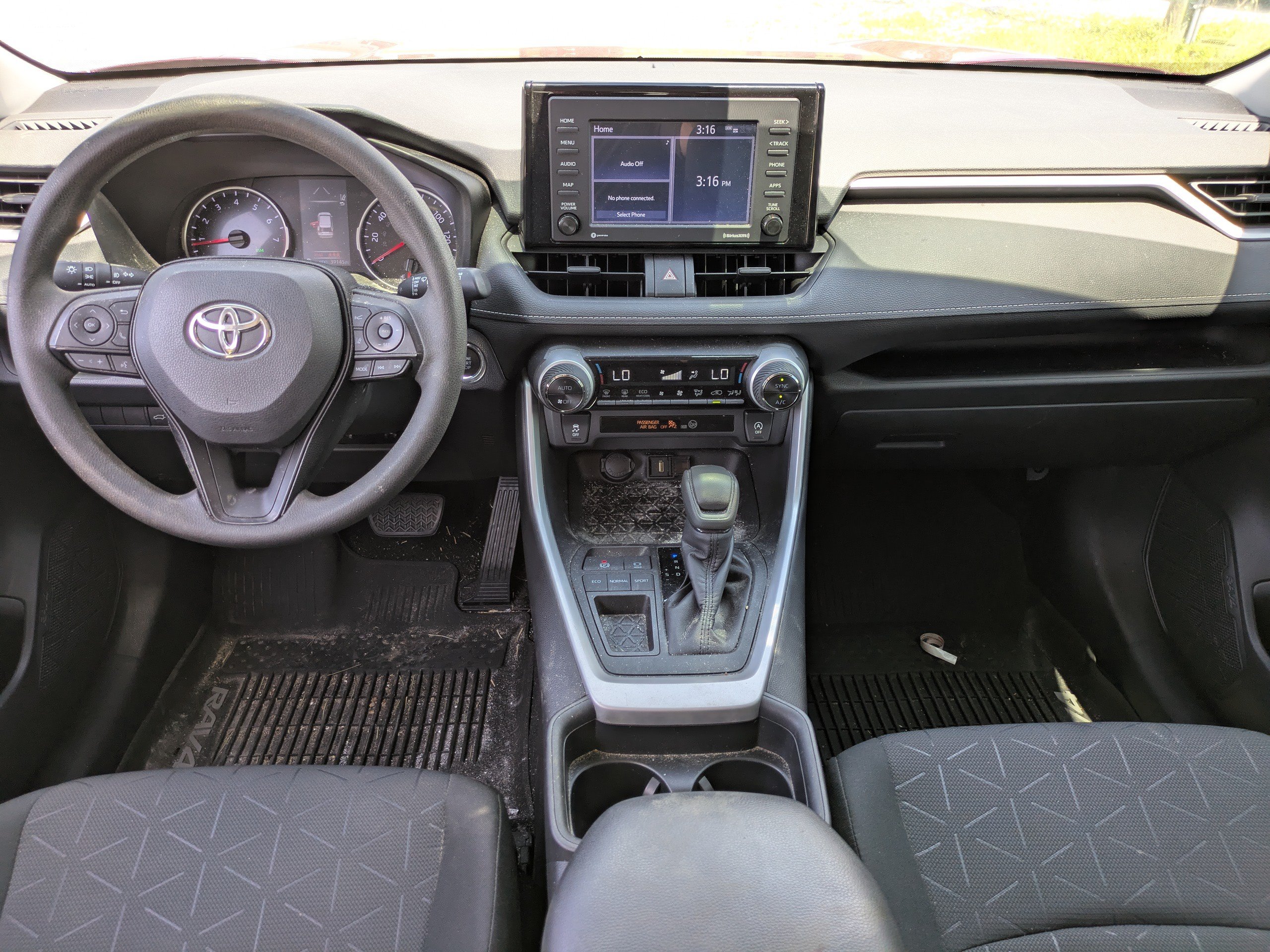 Used 2020 Toyota RAV4 XLE w/ Convenience Package FWD image 14