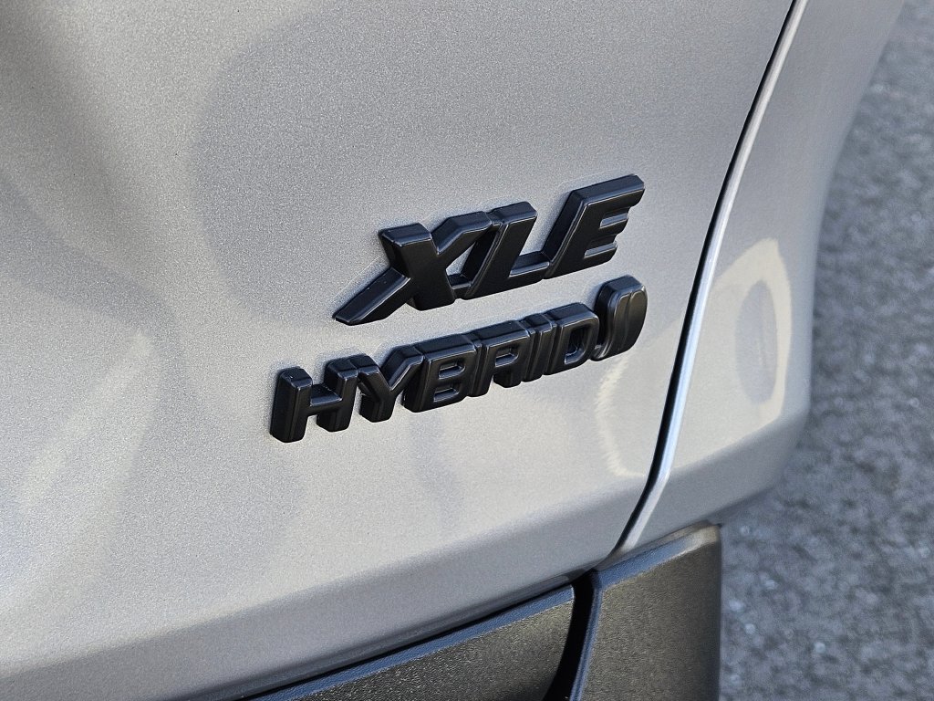 Used 2022 Toyota RAV4 XLE Premium AWD/4WD image 11