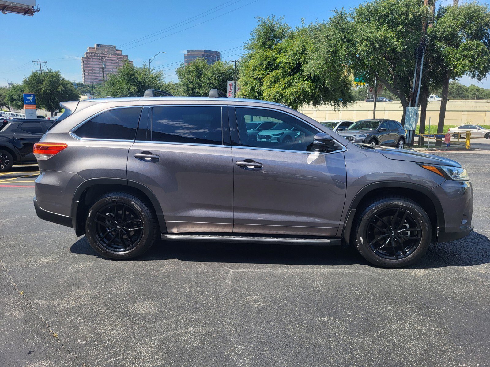Used 2019 Toyota Highlander Limited Platinum FWD image 2