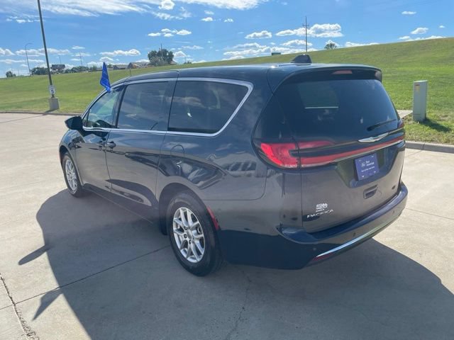 Used 2024 Chrysler Pacifica Touring-L FWD image 6
