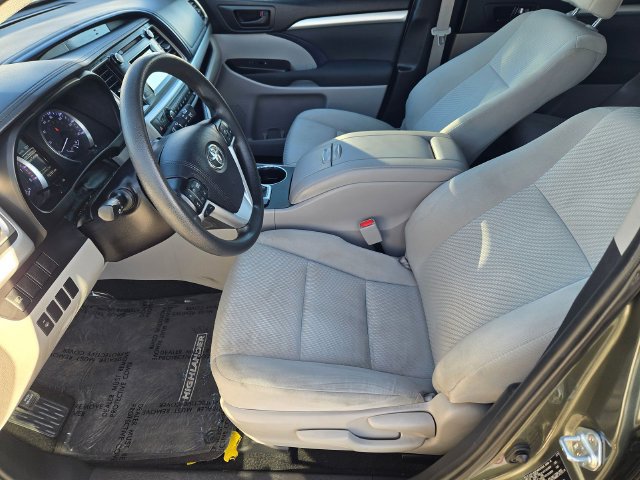 Used 2019 Toyota Highlander LE AWD/4WD image 10