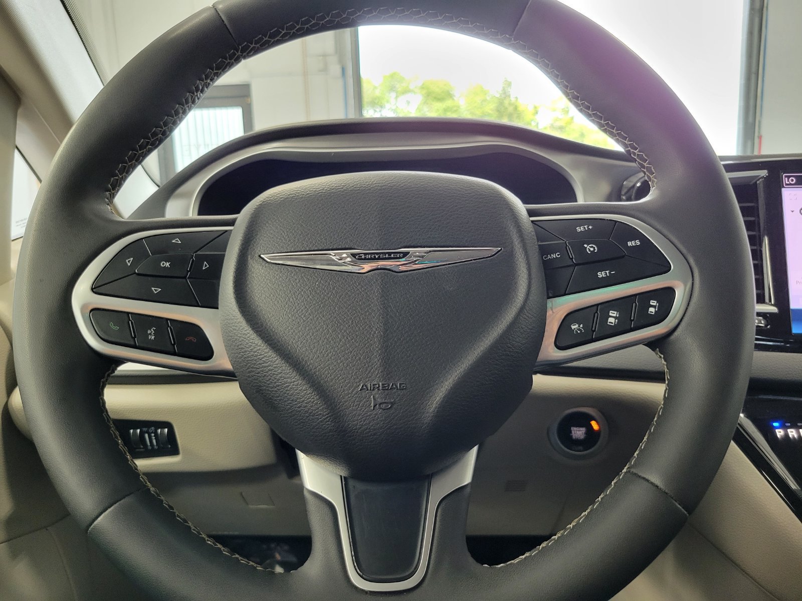 Used 2023 Chrysler Pacifica Touring-L FWD image 12